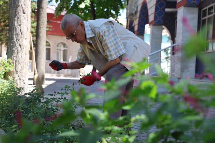 <p>Konya'da 86 yaşındaki Mehmet dede, her gün camiye giderek gönüllü olarak temizliğini yapıyor. </p>
