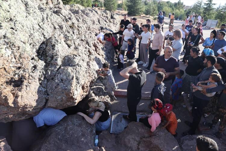 <p>Nevşehir'in Hacıbektaş ilçesinde dün başlayan ve pazar akşamı sona erecek anma etkinliklerine yurt içi ve dışından binlerce kişi katılıyor. </p>
