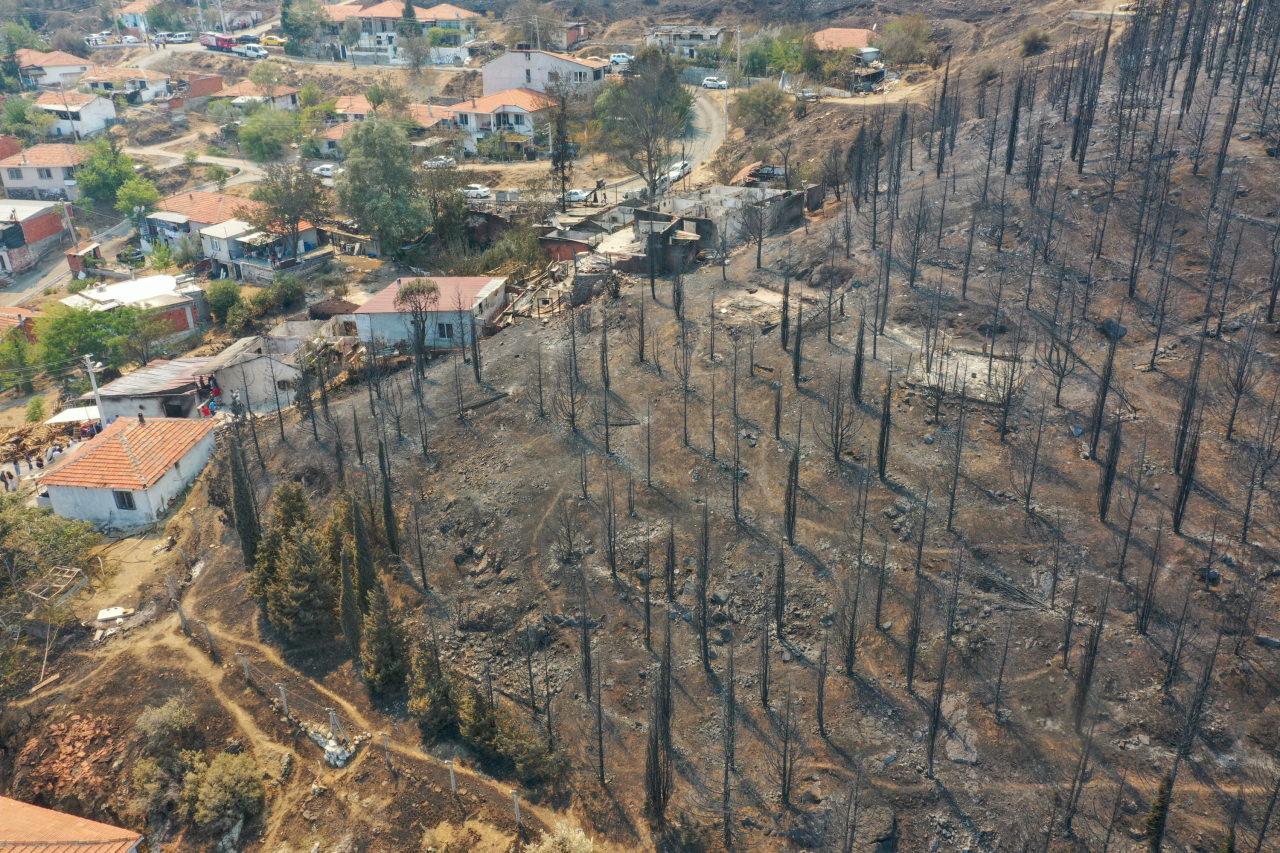 İzmir'de yangın yerleşim yerlerine sıçradı. 